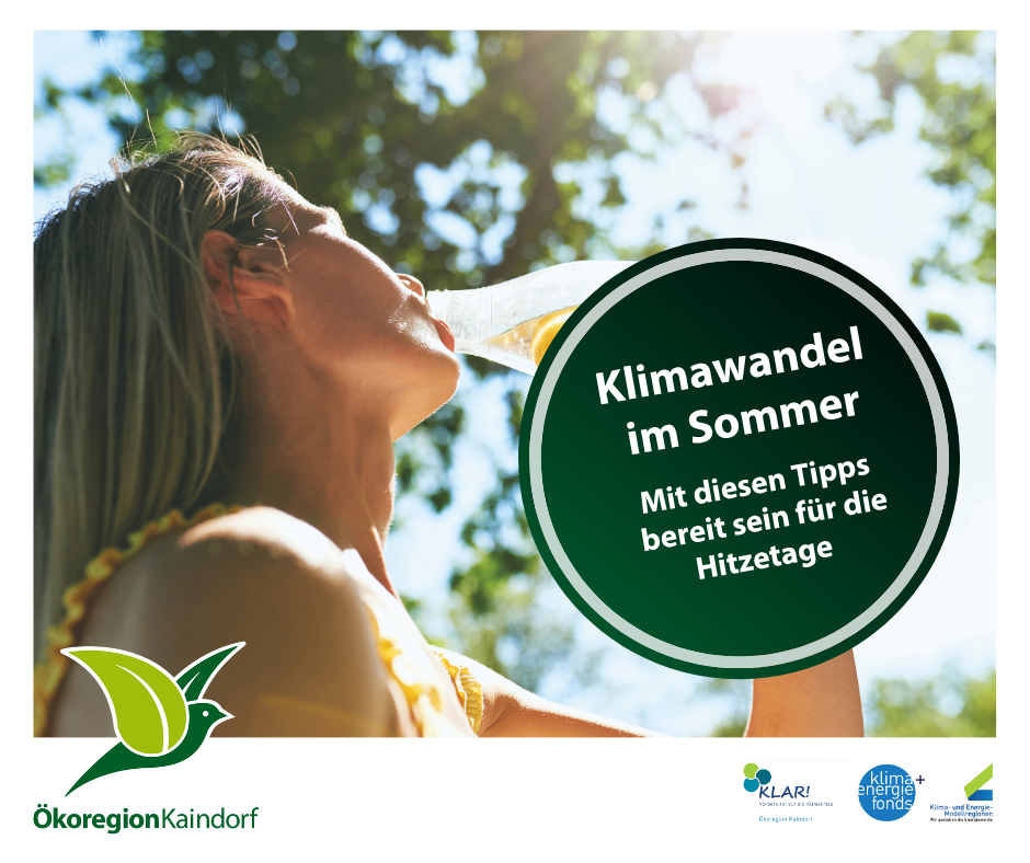 Eine Frau trinkt ein Getränk im Freien im Schatten. Ein kreisförmiges Symbol im Bild lautet 'Klimawandel im Sommer.' Es ermutigt, auf Hitzewellen vorbereitet zu sein.
