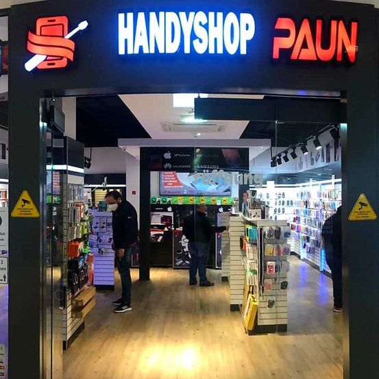 Bild enthält, Shop, Shopping Mall, Computer Hardware, Monitor, Screen, Person, Mobile Phone, Face, Head, Indoors