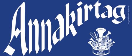 Ein Plakat, das Veranstaltungen in der Filialkirche St. Anna am 25. und 26. Juli ankündigt. Es beinhaltet heilige Messen, Blechmusik, einen Marktmusikauftritt und Live-Musik von Die Oststeierer. Das Plakat erwähnt auch einen Vorverkauf und Abendkassenpreise.