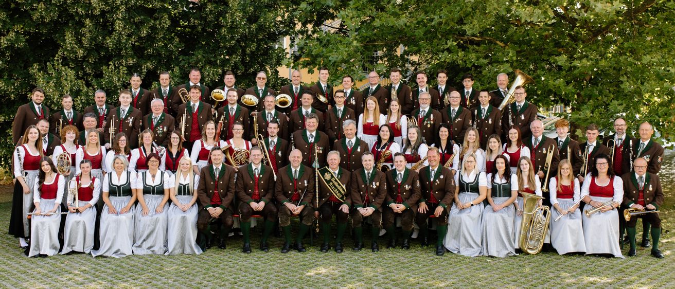 Bild enthält, People, Person, Groupshot, Group Performance, Clothing, Formal Wear, Suit