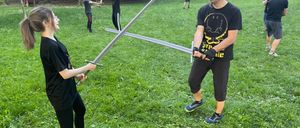 Bild enthält, Sword, Weapon, Person, Swordfight