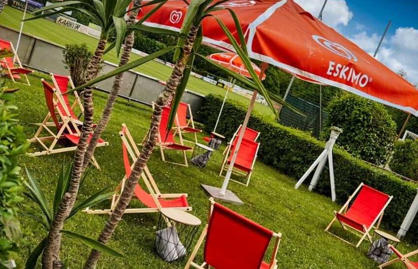 Bild enthält, Building, Hotel, Resort, Grass, Plant, Chair, Furniture
