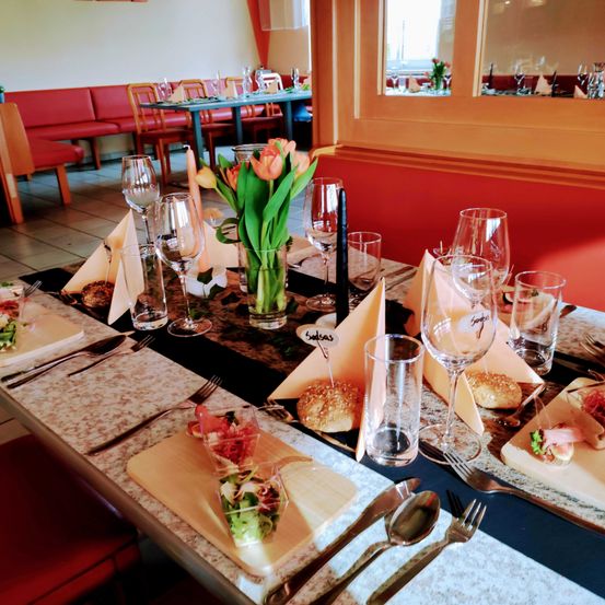 Bild enthält, Dining Room, Dining Table, Indoors, Table, Fork, Restaurant, Brunch, Tabletop, Cup, Meal