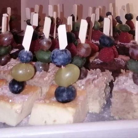 Bild enthält, People, Birthday Cake, Dessert, Food, Fruit, Produce, Food Presentation, Berry