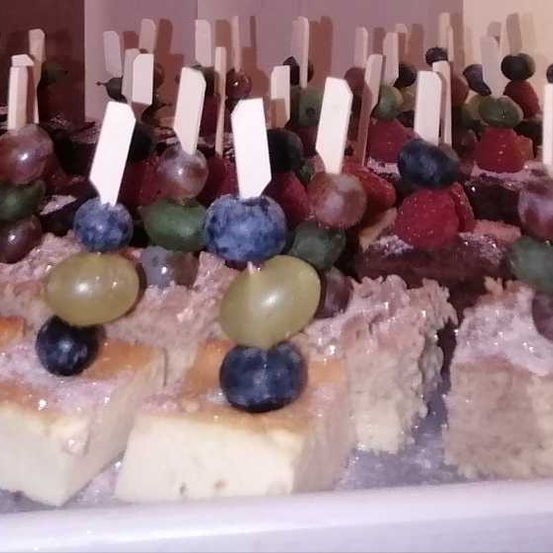 Bild enthält, People, Birthday Cake, Dessert, Food, Fruit, Produce, Food Presentation, Berry