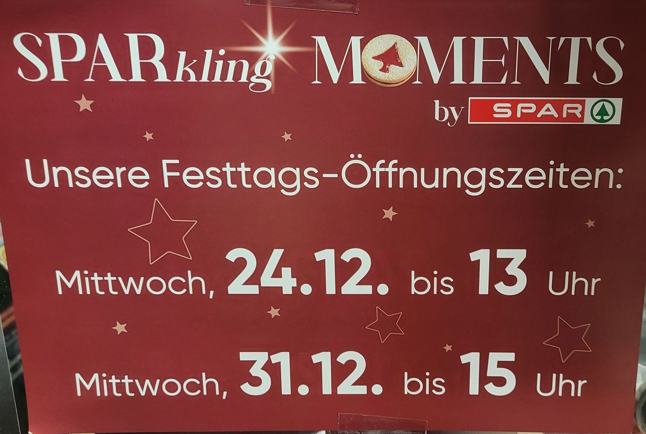 Ein Plakat für Sparkling Moments von SP. Das Plakat ist rot mit weißen Texten und Sternen. Es sagt 'Mehr Feiertagsöffnungszeiten' und gibt Daten und Zeiten an.