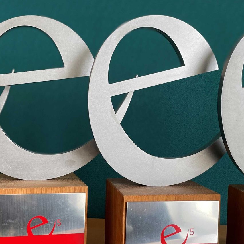 Bild enthält, Tape, Symbol, Text, Art, Number