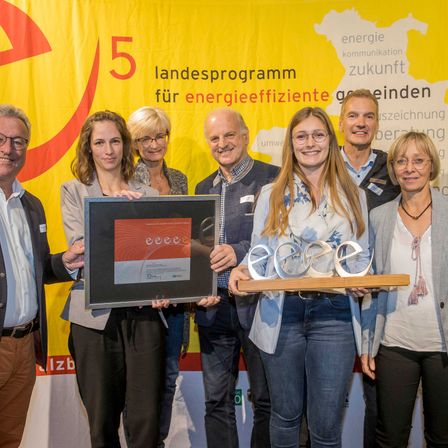 Bild enthält, Groupshot, Person, Glasses, Adult, Male, Man, Necklace, Female, Woman, Pants