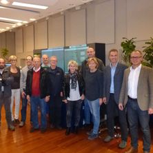 Bild enthält, Pants, People, Person, Groupshot, Coat, Jacket, Blazer, Jeans, Adult, Man