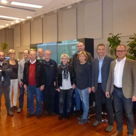 Bild enthält, Pants, People, Person, Groupshot, Coat, Jacket, Blazer, Jeans, Adult, Man