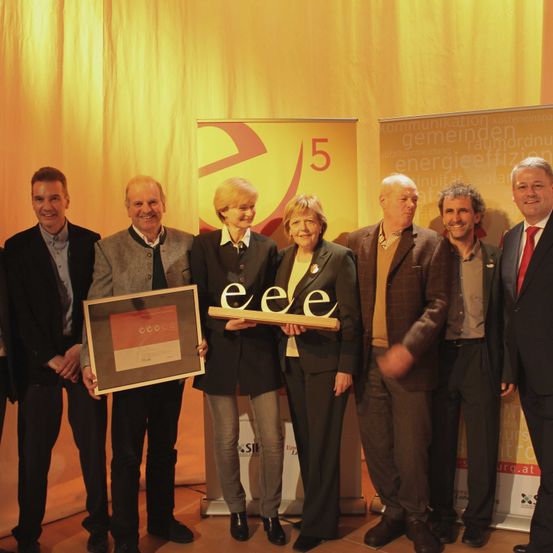 Bild enthält, Coat, Jacket, Blazer, People, Person, Tie, Adult, Male, Man, Groupshot