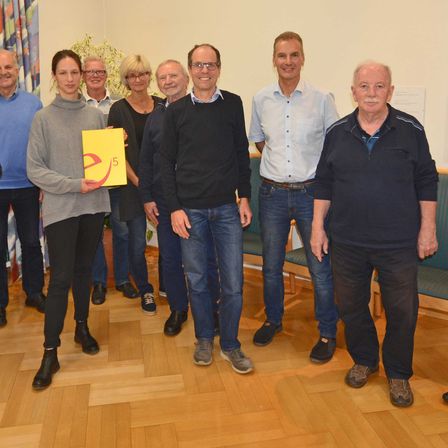 Bild enthält, Pants, Groupshot, Person, People, Jeans, Adult, Male, Man, Wood, Glasses