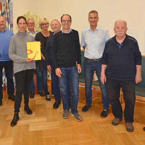 Bild enthält, Pants, Groupshot, Person, People, Jeans, Adult, Male, Man, Wood, Glasses