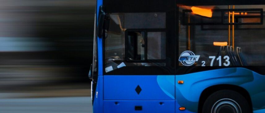 Ein blauer Bus mit der Nummer 2713 fährt auf einer Straße, der Hintergrund ist unscharf.