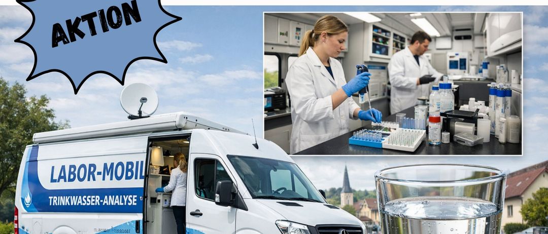 Ein Plakat bewirbt einen Wassertest-Service für Gebäude ohne öffentliche Wasserversorgung. Der Service, angeboten vom Laborbus, ermöglicht Brunnenbesitzern eine direkte Wasseruntersuchung vor Ort. Die Termine und Zeiten für den Service sind aufgeführt. Die Anmeldung kann per Telefon oder E-Mail erfolgen. Eine Unterschrift und Kontaktdaten sind enthalten.