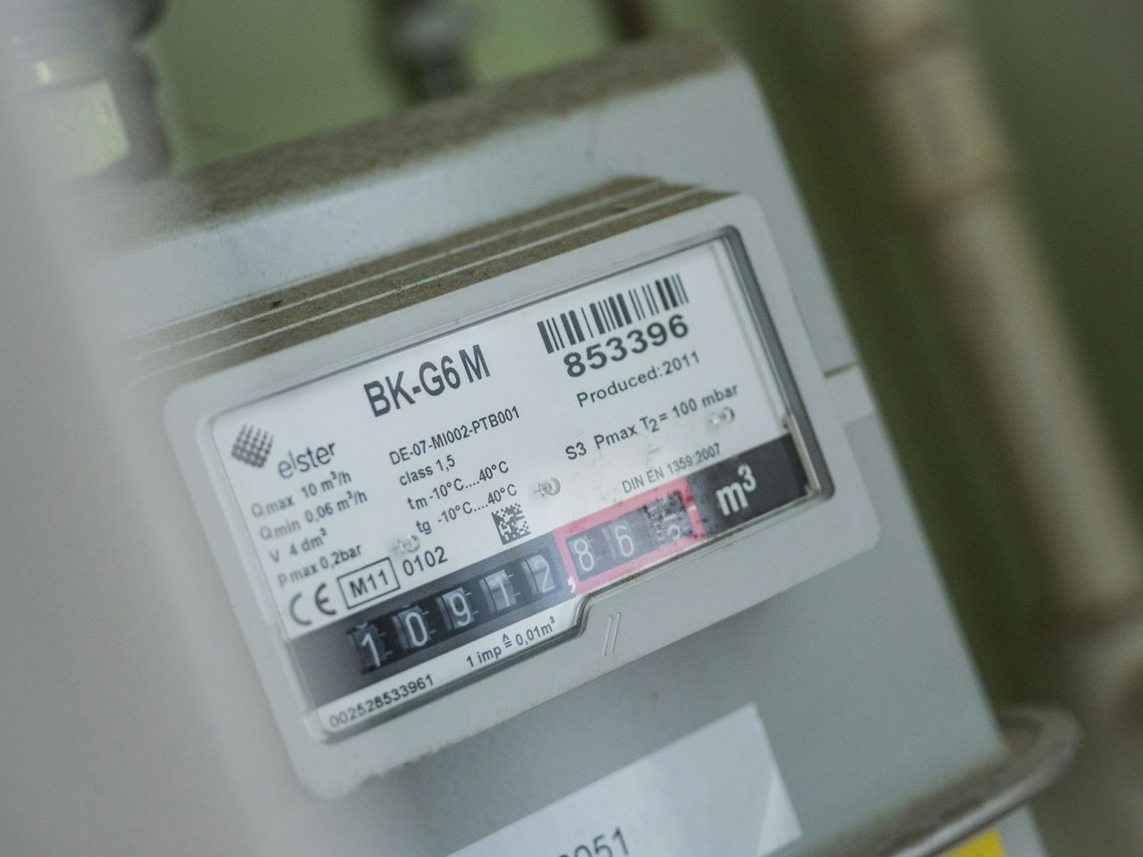 A gas meter labeled BK-G6M with a serial number 853396. It is produced in 2011 and reads 1019 cubic meters. The meter has a barcode, CE certification, and a label showing temperature and pressure ranges.