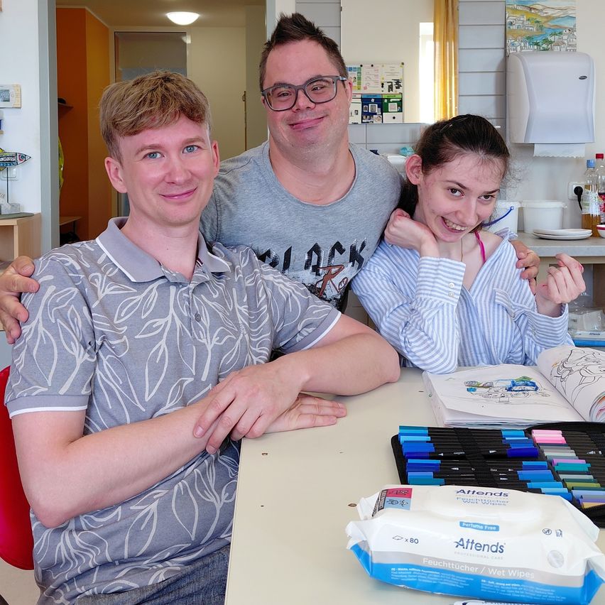Werkstättenleiter Andreas Drexler (links) mit den Beschäftigten Philip Schmidinger und Tanzila Isaeva.