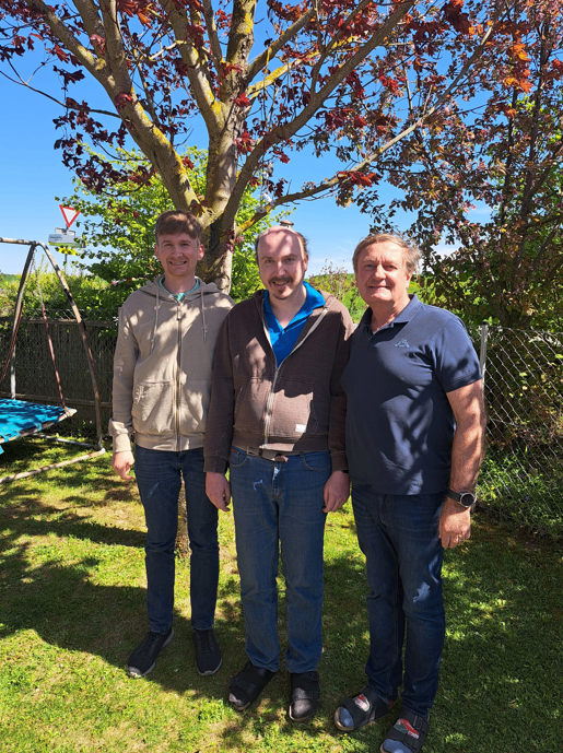 Johannes Schagerl (1. v. r.) übergab nach 38 Jahren Tätigkeit in der Lebenshilfe Oberösterreich das Amt des Einrichtungsleiters an Andreas Drexler (1. v. l.). Am Bild mit dem Beschäftigten Lukas Bachinger.