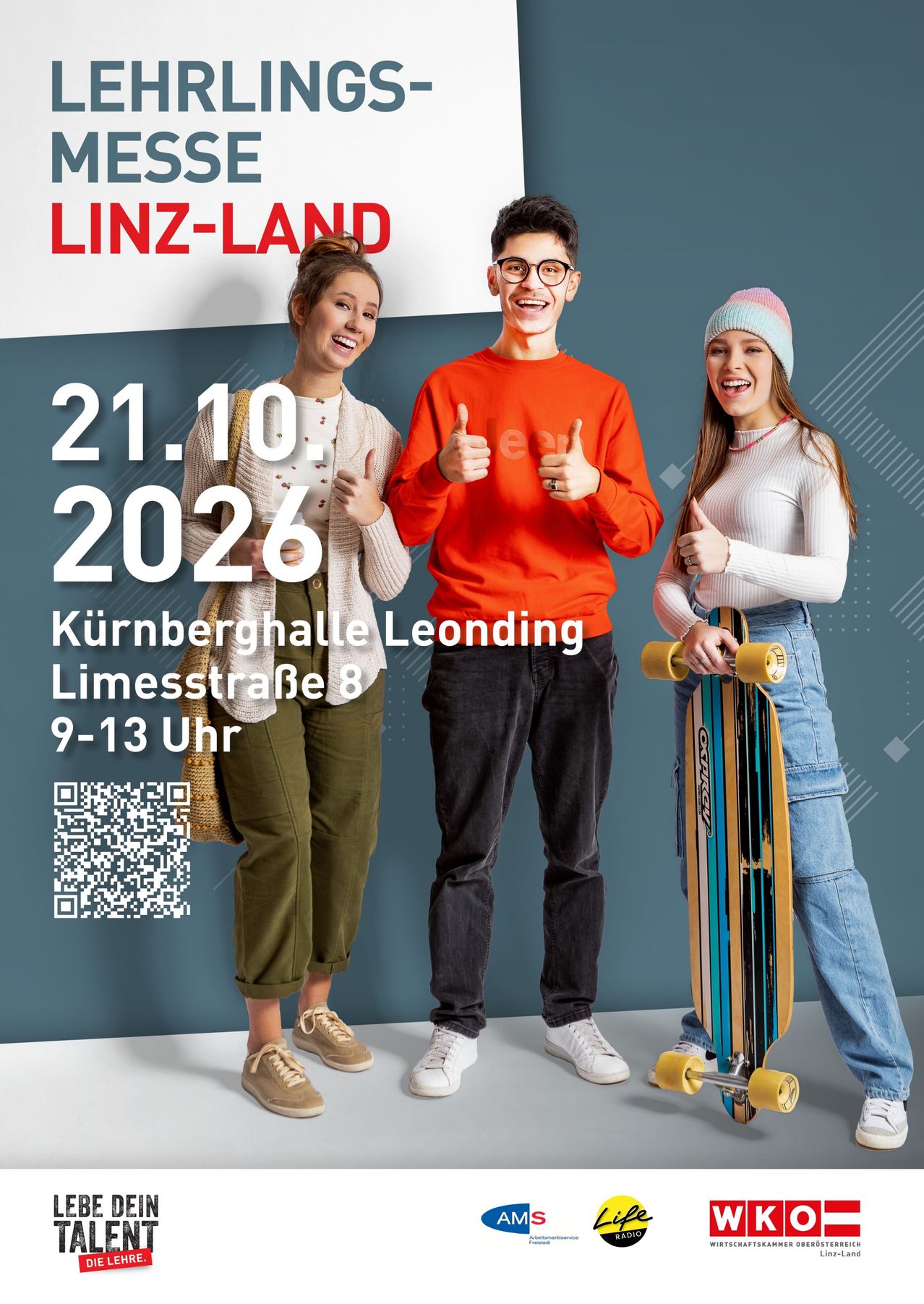 Drei junge Leute stehen lächelnd vor einem blauen Hintergrund. Der Mann in der Mitte gibt ein Daumen hoch. Die Frau rechts hält ein Skateboard. Der Text lautet '21.10.2026 Kürnbergerhalle Leonding Limesstraße 8 9-13 Uhr'. Links befindet sich ein QR-Code.