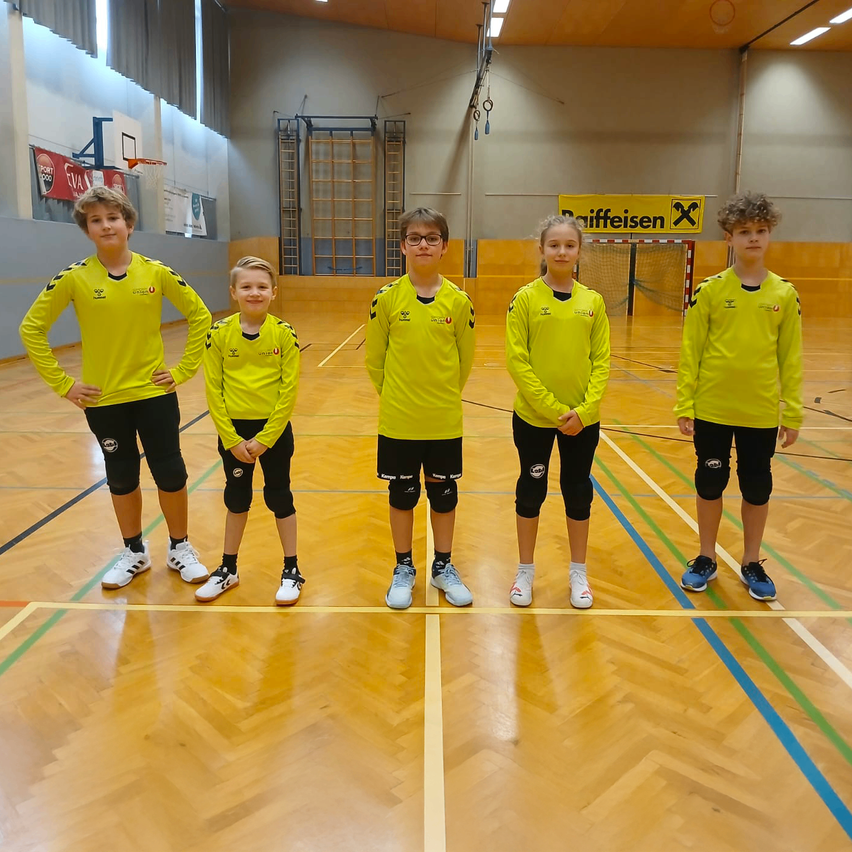 Bild enthält, People, Person, Floor, Flooring, Boy, Child, Male, Wood, Shoe, Glasses