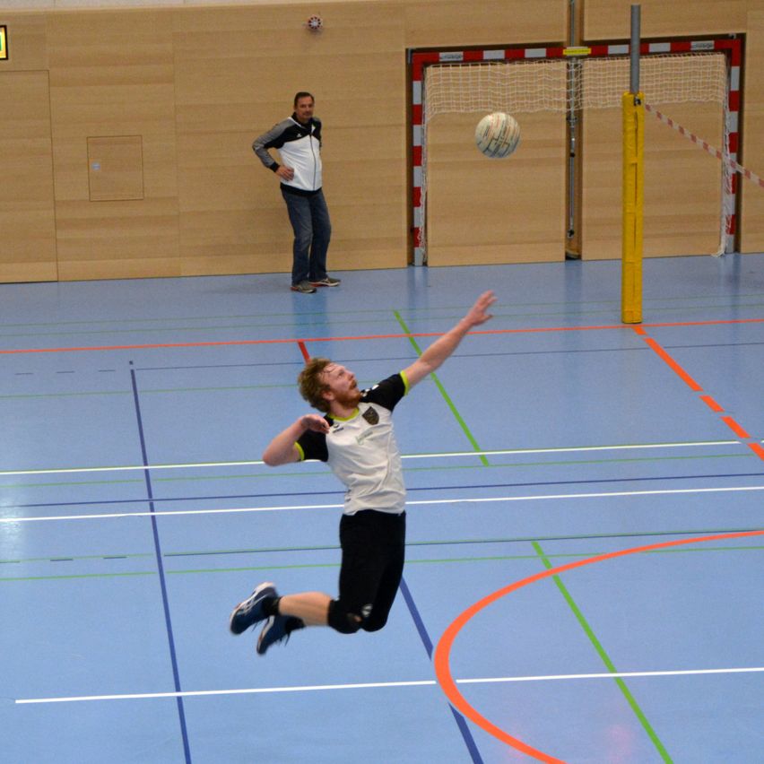 Bild enthält, Sphere, People, Person, Flooring, Boy, Child, Male, Shorts, Adult, Man