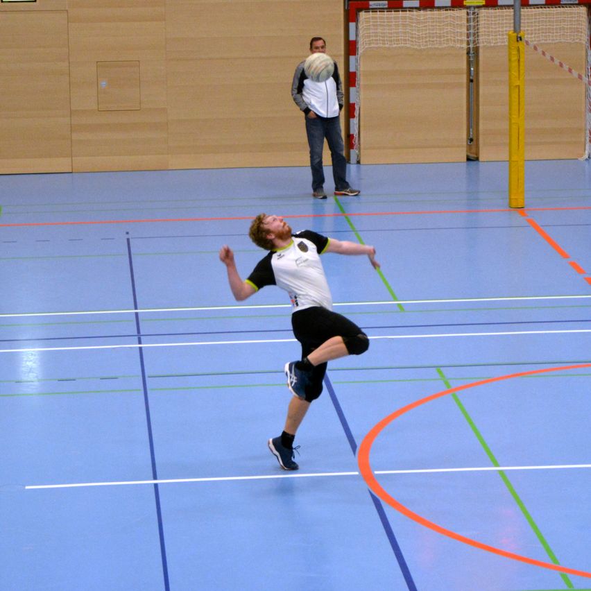 Bild enthält, Badminton, Person, Floor, Flooring, Adult, Male, Man, Volleyball Game, Soccer Ball, Shoe