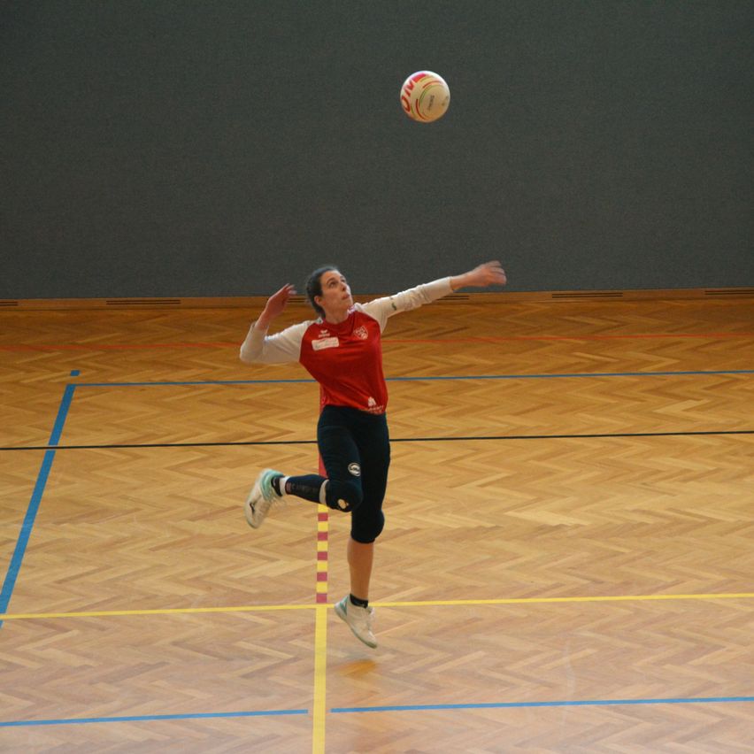 Bild enthält, Sphere, Floor, Flooring, Wood, Hardwood, Volleyball (Ball), People, Person, Adult, Woman