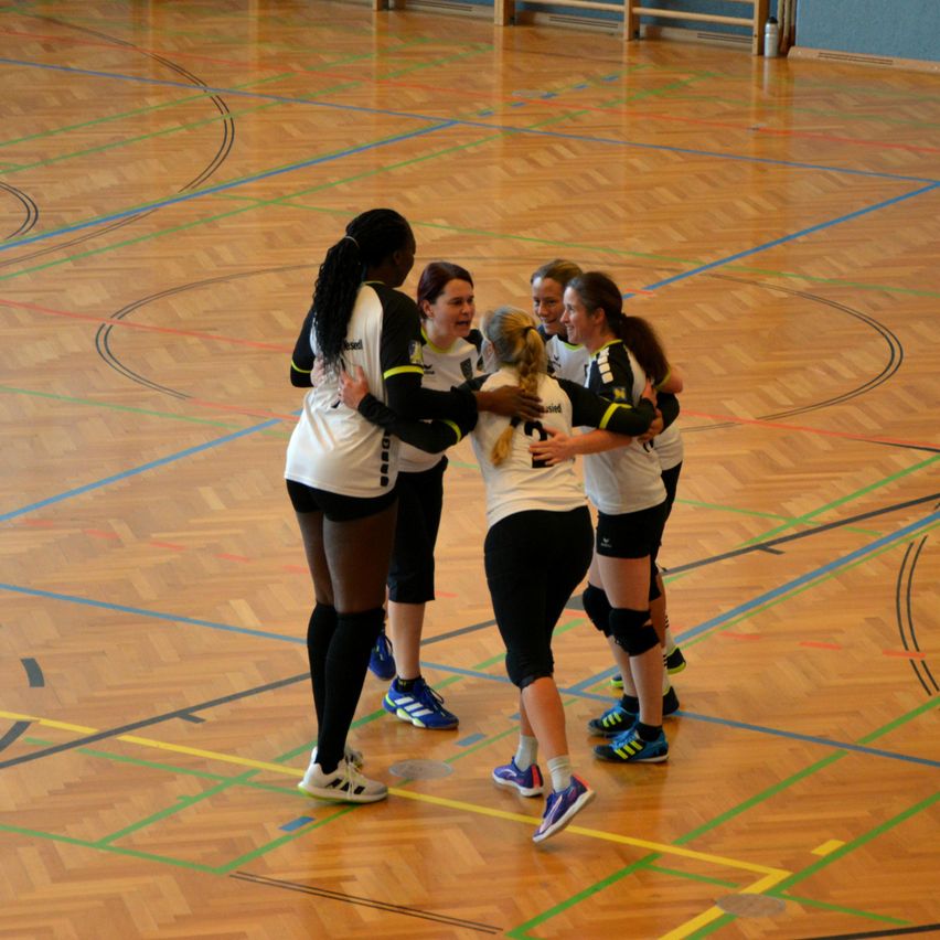 Bild enthält, Floor, Flooring, Wood, People, Person, Hardwood, Shoe, Shorts, Adult, Woman