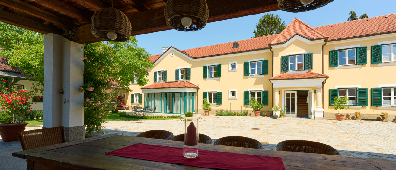 Bild enthält, Wood, Housing, Villa, Hotel, Resort, Dining Table, Table, Interior Design, Chair, Plant