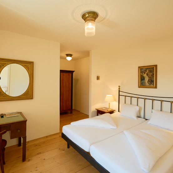 Bild enthält, Floor, Flooring, Interior Design, Wood, Lamp, Bed, Furniture, Hotel, Chair, Desk