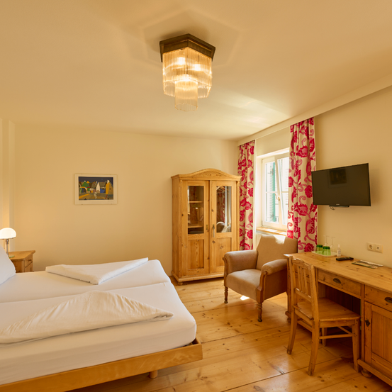 Bild enthält, Furniture, Living Room, Floor, Flooring, Interior Design, Wood, Hardwood, Couch, Chair, Monitor