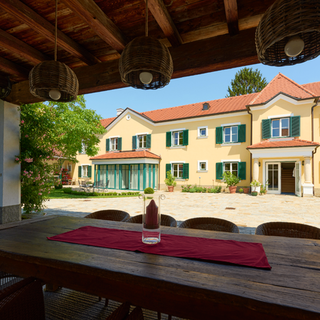 Bild enthält, Wood, Housing, Villa, Dining Table, Table, Hotel, Resort, Interior Design, Chair, Plant