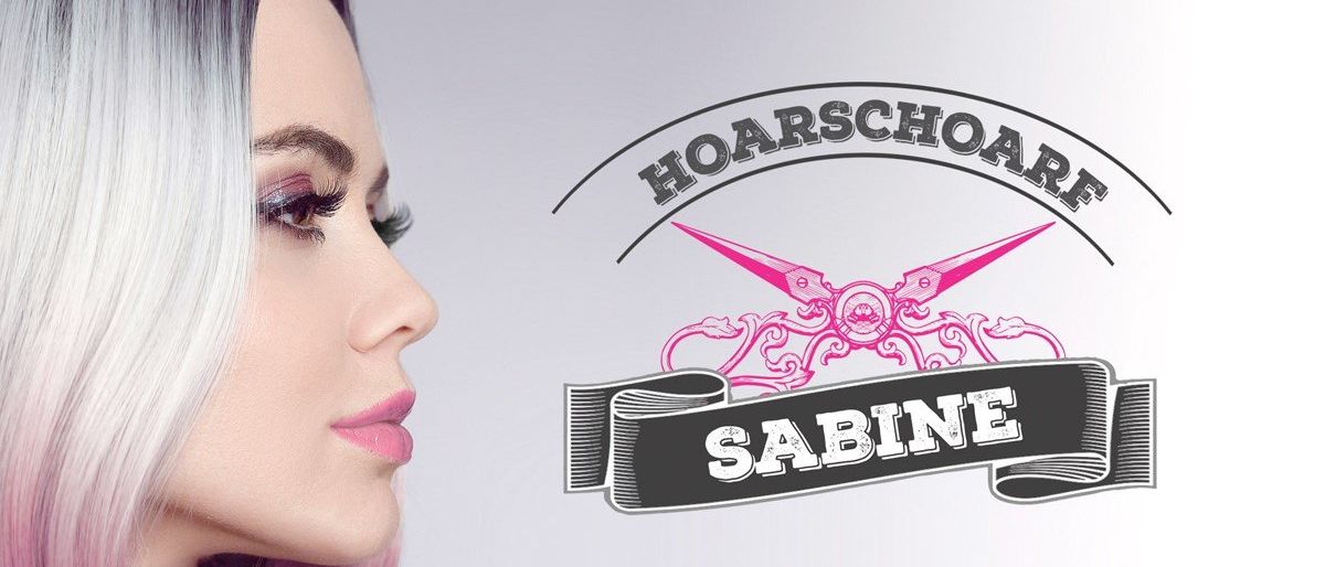 Eine Frau mit rosa Haaren und Make-up schaut zur Seite. Neben ihr ist ein Logo mit dem Text 'HOARSCHOARD' und 'SABiNE' mit Scheren und einem Band.