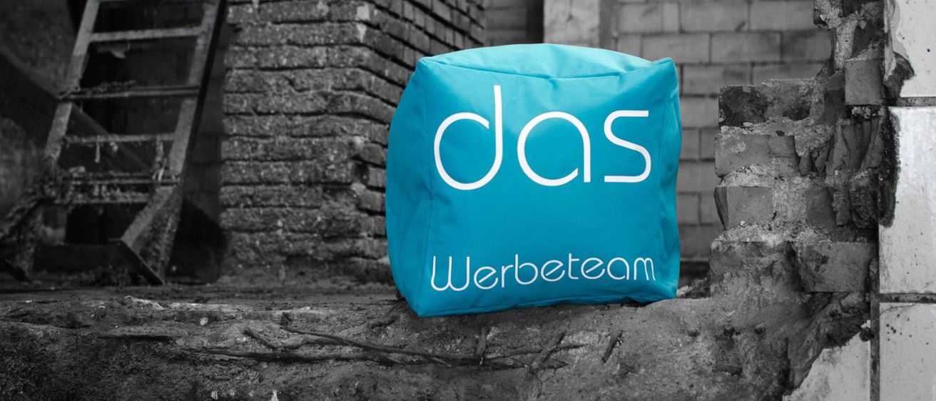 Bild enthält, Brick, City, First Aid, Cushion, Home Decor, Bag, Architecture, Building, Wall, Pillow