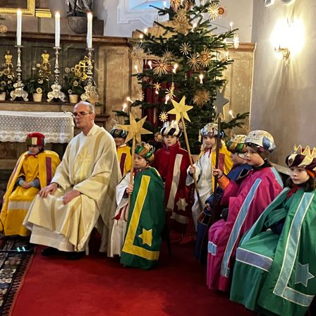 Bild enthält, Adult, Female, Person, Woman, Male, Man, Glasses, Priest, Shoe, Candle