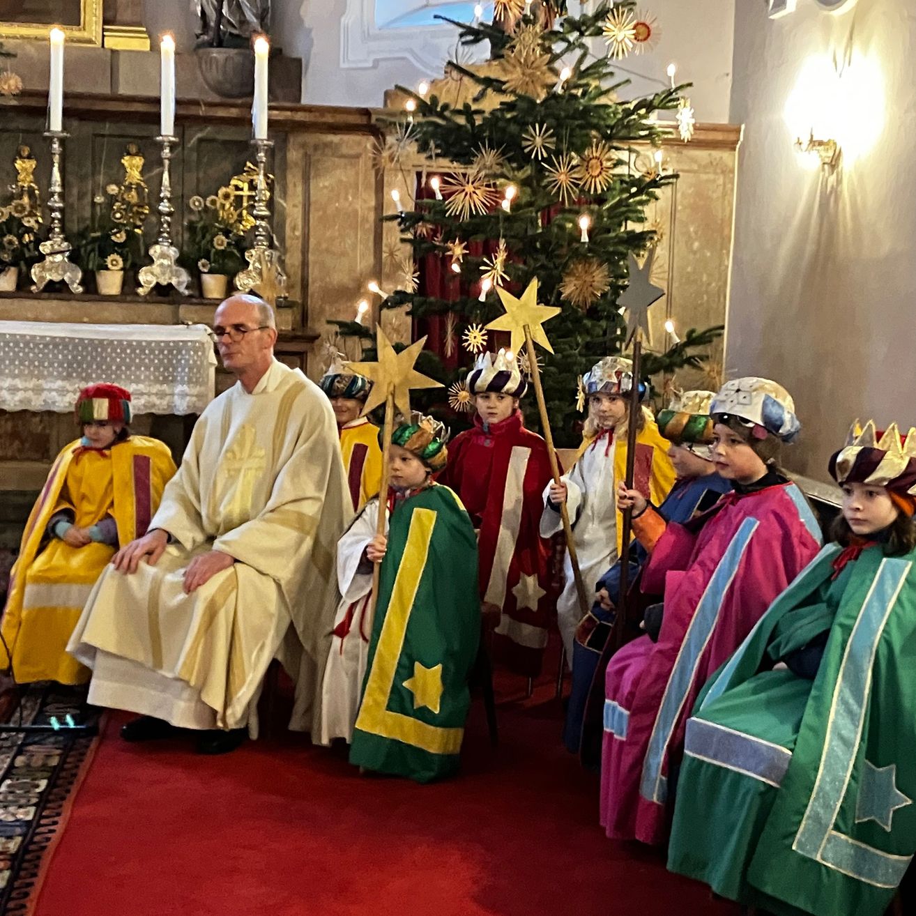 Bild enthält, Adult, Female, Person, Woman, Male, Man, Glasses, Priest, Shoe, Candle