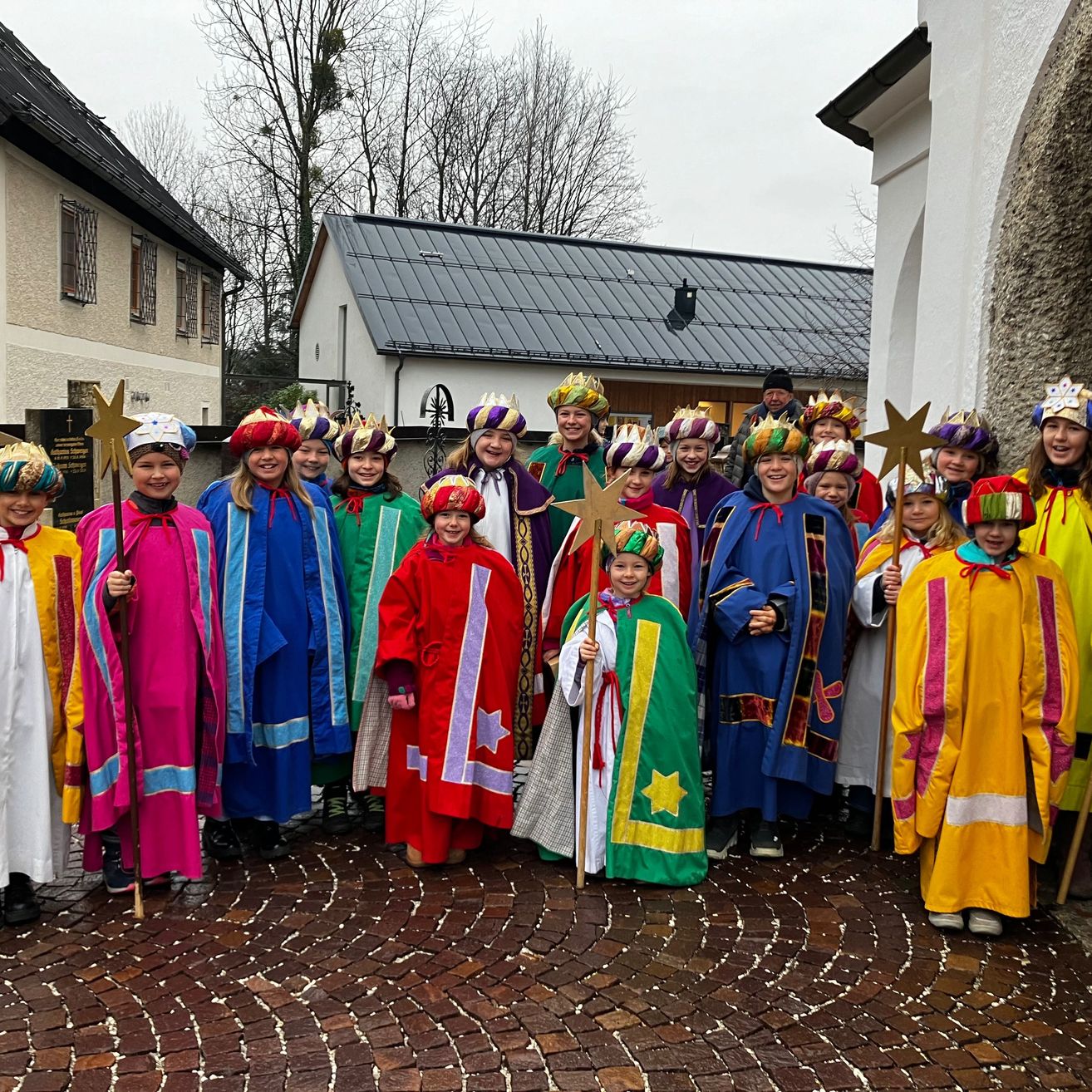 Bild enthält, People, Person, Adult, Female, Woman, Shelter, Helmet, Priest, Shoe
