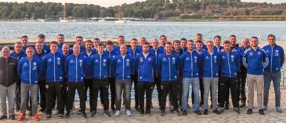 Bild enthält, People, Person, Water, Waterfront, Groupshot, Nature, Outdoors, Scenery, Jeans, Pier