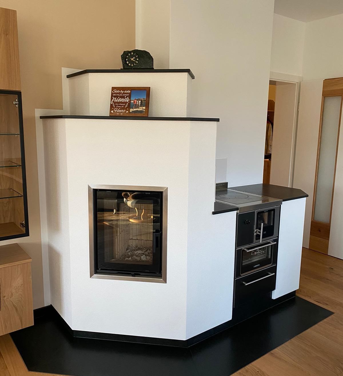 Bild enthält, Crowd, Person, Fireplace, Audience, Photo Frame, Floor, Speech, Table, Podium, Microwave