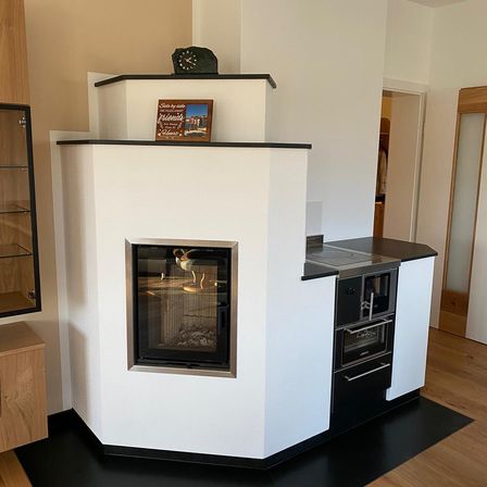 Bild enthält, Crowd, Person, Fireplace, Audience, Photo Frame, Floor, Speech, Table, Podium, Microwave