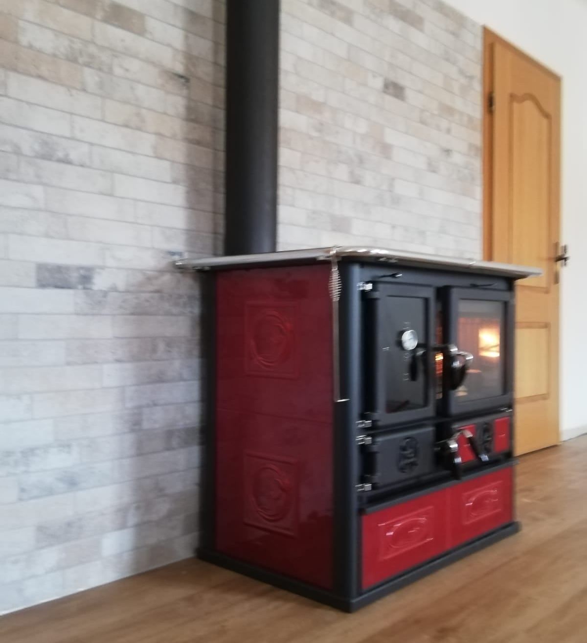 Bild enthält, Indoors, Interior Design, Device, Appliance, Electrical Device, Oven, Gas Pump, Machine, Pump