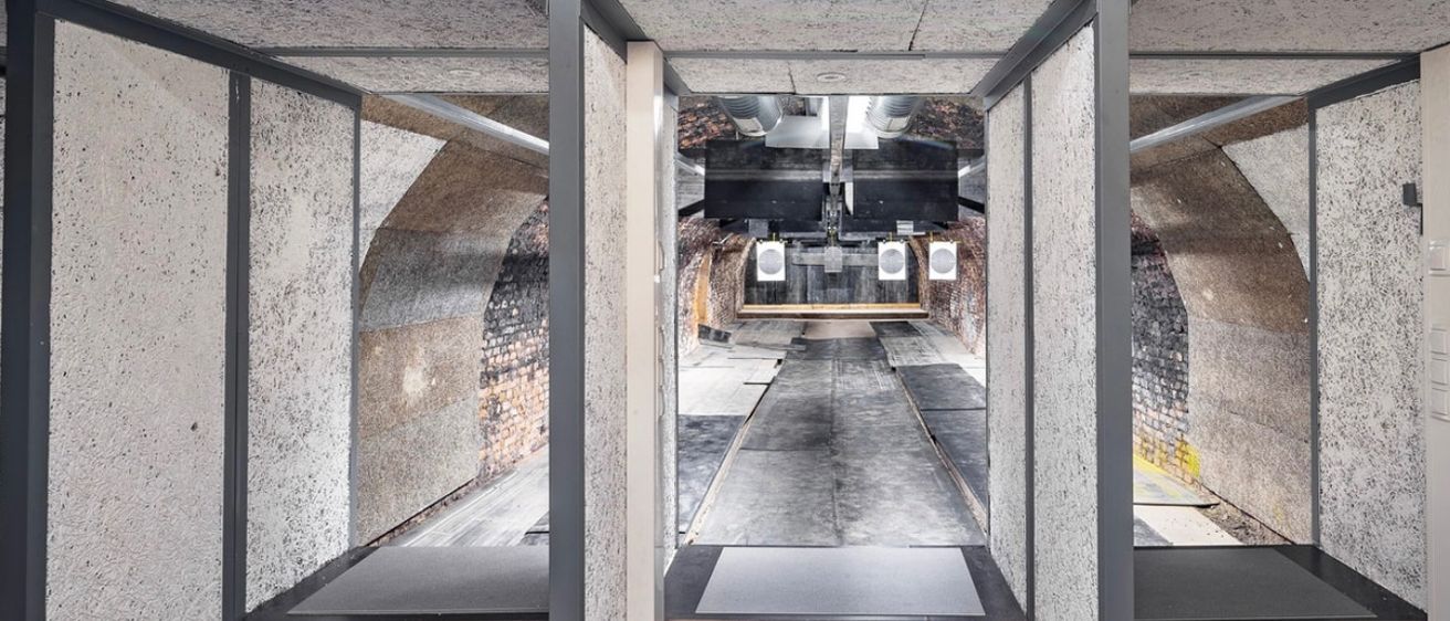 Bild enthält, Architecture, Building, Gun, Shooting, Weapon, Indoors