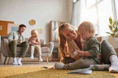 Bild enthält, Person, Reading, People, Indoors, Living Room, Baby, Adult, Male, Man, Dynamite