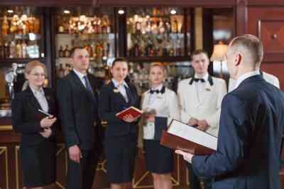 Bild enthält, Pub, Adult, Male, Man, Person, Female, Woman, Box, Suit, Face