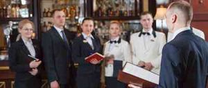 Bild enthält, Pub, Adult, Male, Man, Person, Female, Woman, Box, Suit, Face