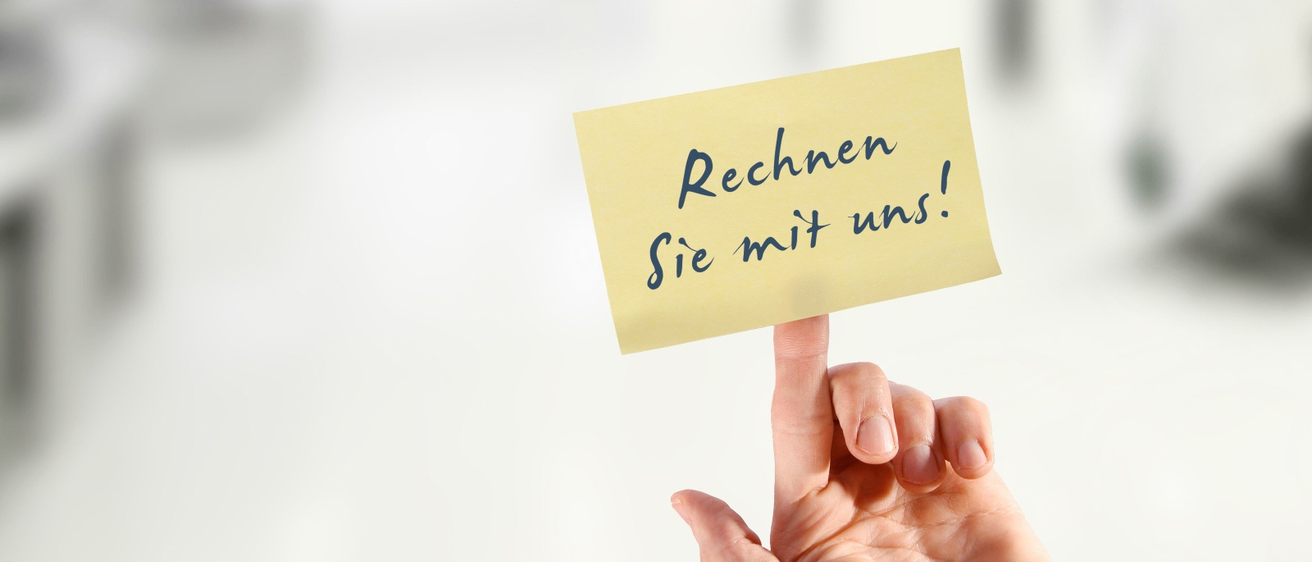 Bild enthält, Body Part, Finger, Hand, Person, Text, Handwriting, Business Card, Paper