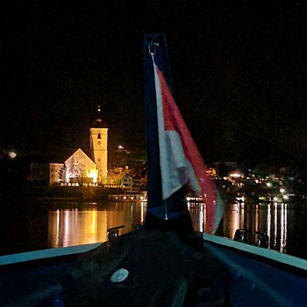Bild enthält, Architecture, Building, Spire, Tower, Sailboat, Transportation, Vehicle, Nature, Night, Outdoors