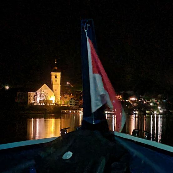 Bild enthält, Architecture, Building, Spire, Tower, Sailboat, Transportation, Vehicle, Nature, Night, Outdoors