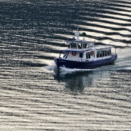Bild enthält, Boat, Ferry, Transportation, Vehicle, Watercraft, Yacht, Boating, Sport, Water, Water Sports