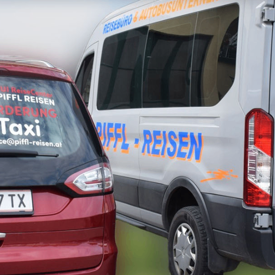 Ein rotes Auto und ein weißer Lieferwagen sind in einem Außenbereich geparkt. Der Lieferwagen hat 'PIEFL - REISEN' auf seiner Seite. Das Auto hat ein Nummernschild mit der Aufschrift 'NT 107 TX'. Beide Fahrzeuge sind eng nebeneinander positioniert.